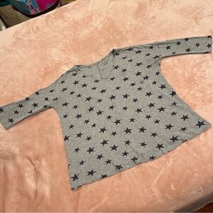 A Pea in the Pod Gray Knit V-neck Top with Navy Star Design Size XS